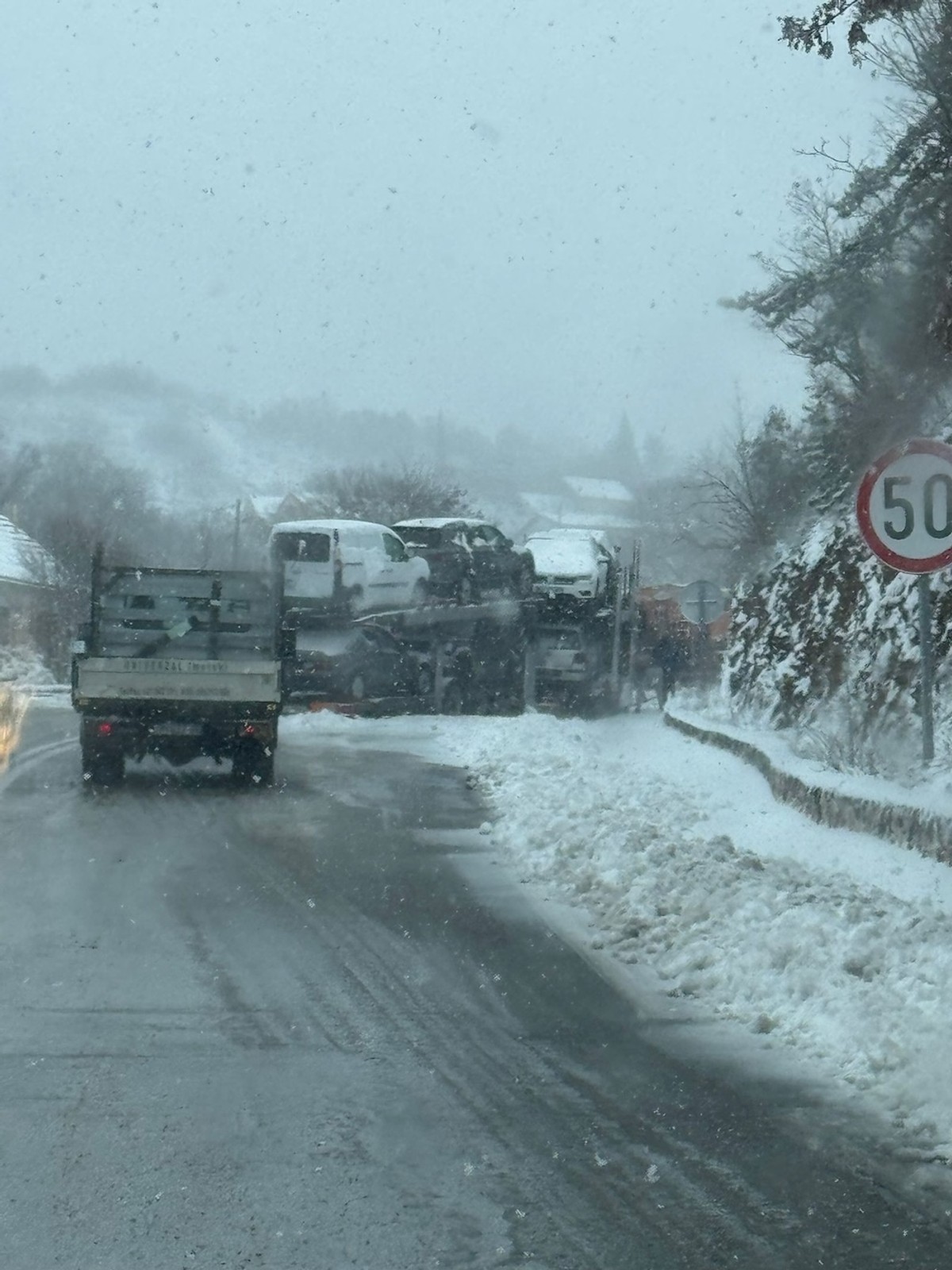 Šleper stao u snijegu na cesti kod Lovreća