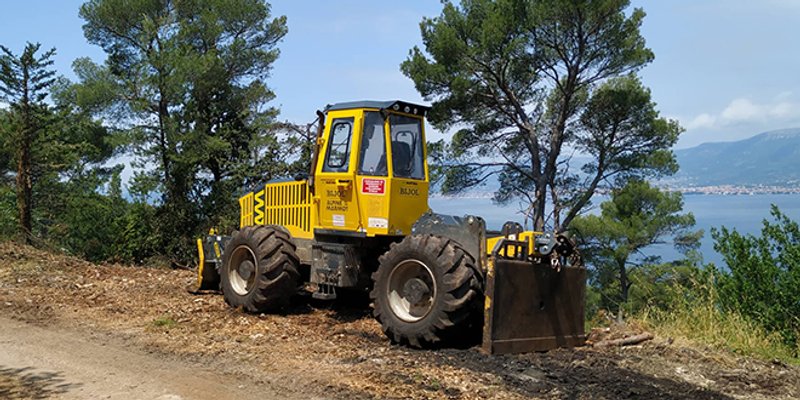 VOZILA BEZ RADNIKA Na Marjanu se gotovo ništa ne radi, tvrtka Matima project sumnja da joj je netko namjerno uništio skupi stroj!