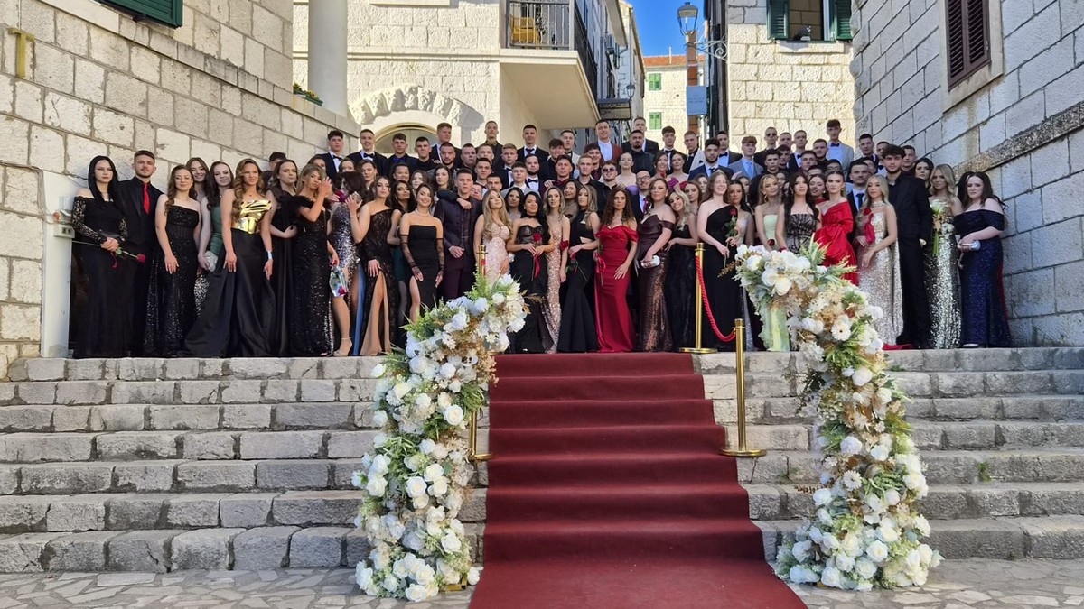 Imotski maturanti prvi put u povijesti prošetali crvenim tepihom poznatim skalinima