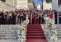 Imotski maturanti prvi put u povijesti prošetali crvenim tepihom poznatim skalinima