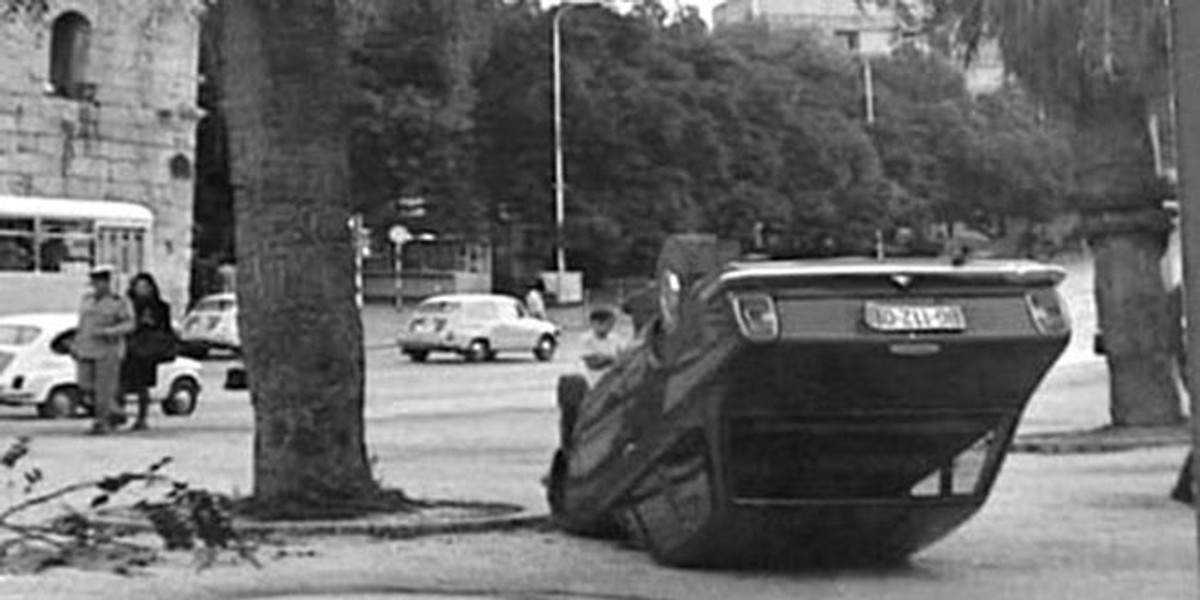 Nezadovoljni navijači Hajduka su prevrnuli tri automobila beogradskih registracija, a jednoga bacili u more!