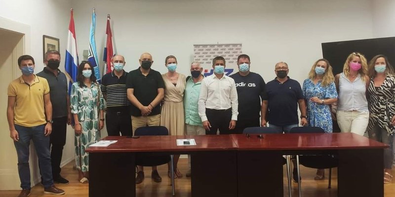 SPLITSKI HDZ Mihanović podijelio zahvalnice svima koji provode besplatnu poduku učenika