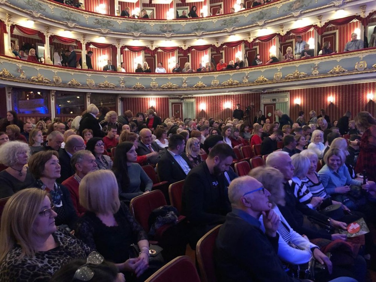 UŽIVO 'ZOVEM PRIJATELJE MOJE': Koncert je završio pjesmom 'Jugo' u izvedbi svih izvođača