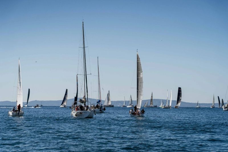 PET REGATA U PET VIKENDA Ovogodišnja Mrdujska regata predstavlja se javnosti uz pjesmu i glazbeni spot