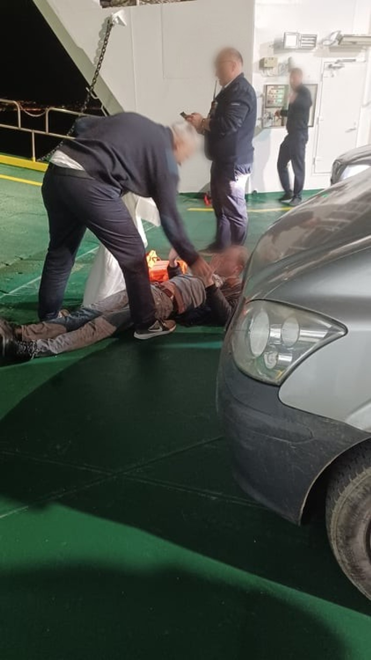 VIDEO Skočio u more s trajekta za Supetar!