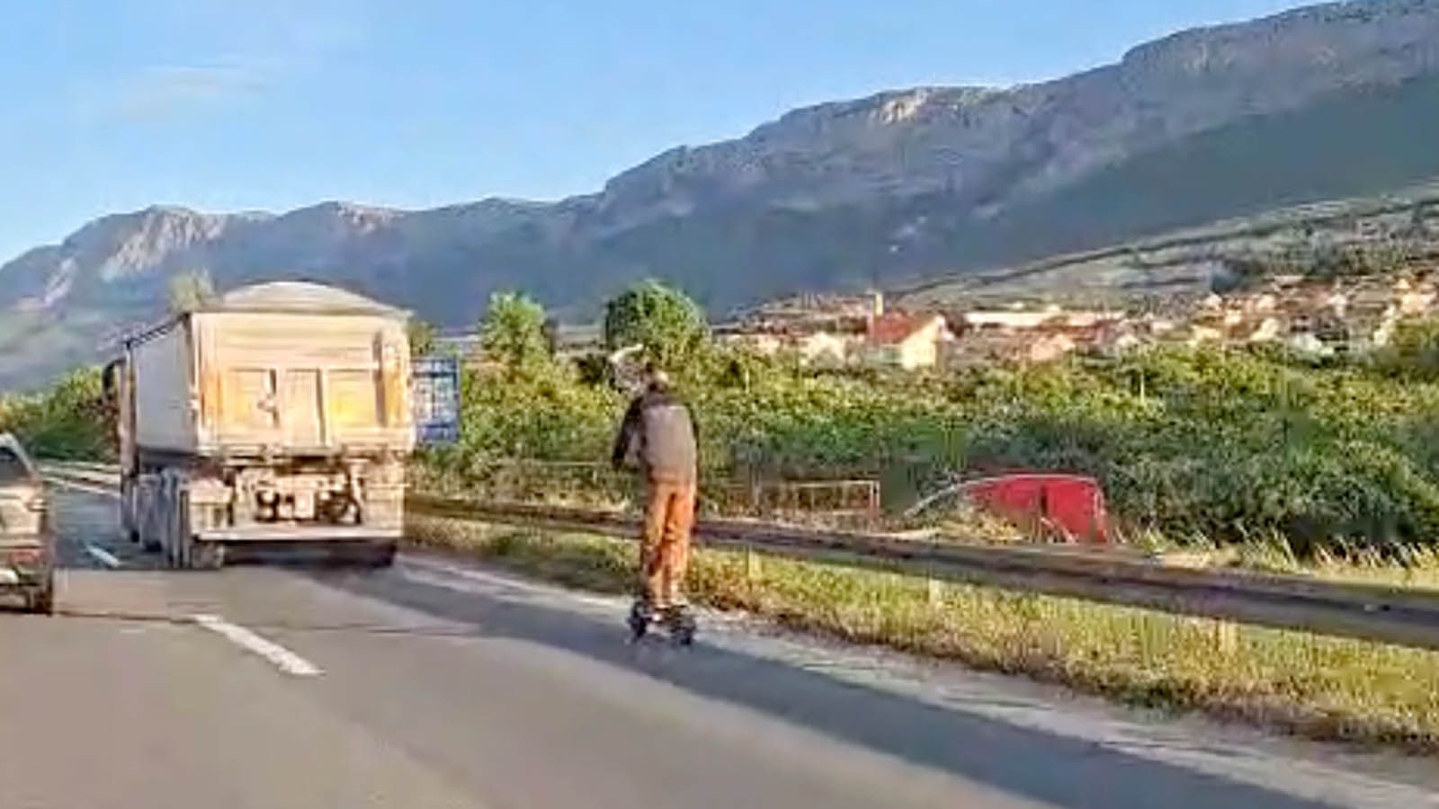 VIDEO Opasna vožnja romobilom po brzoj cesti prema Kaštelima