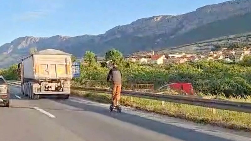 VIDEO Opasna vožnja romobilom po brzoj cesti prema Kaštelima
