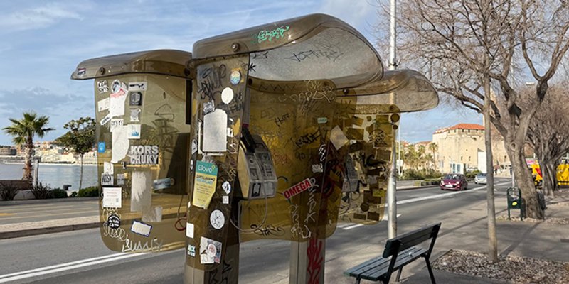 RELIKTI PROŠLOSTI Komu služe nefunkcionalne i zapuštene telefonske govornice u centru Splita?