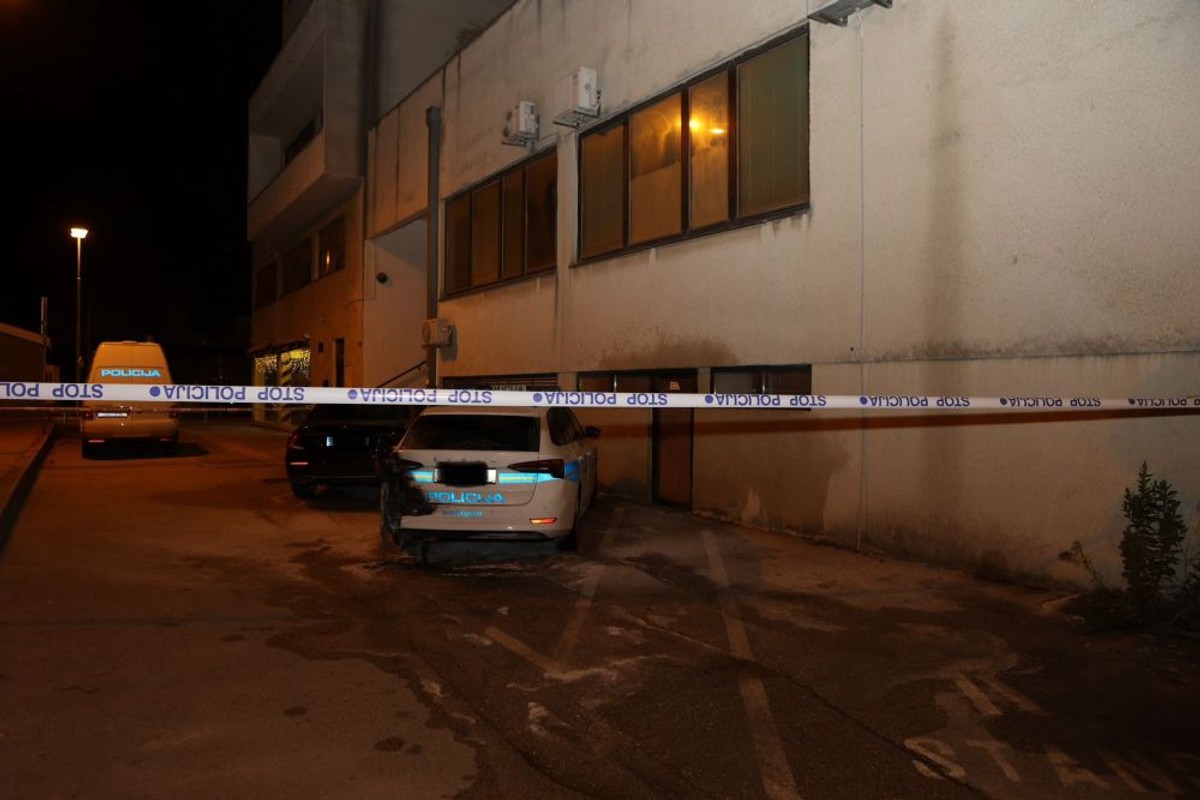 Zapalljen policijski auto | foto: Bogdan Klarić