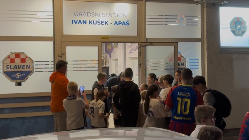 VIDEO: Mladi navijači pohrlili prema Livaji, tražile su se slike, autogrami…