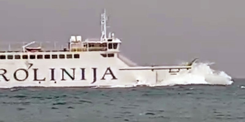 VIDEO Jugo otežava plovidbu: Trajekt i katamaran probijaju se kroz valove kod Supetra