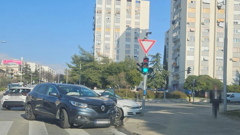 FOTO Prometna nesreća na križanju Dubrovačke i Velebitske u Splitu
