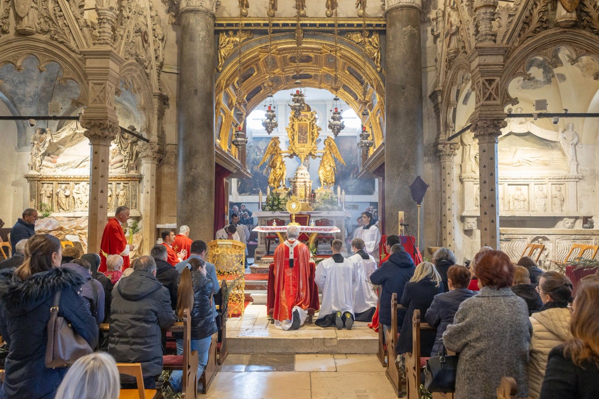 FOTO Nadbiskup Križić u katedrali sv. Dujma predvodio misu na Cvjetnicu