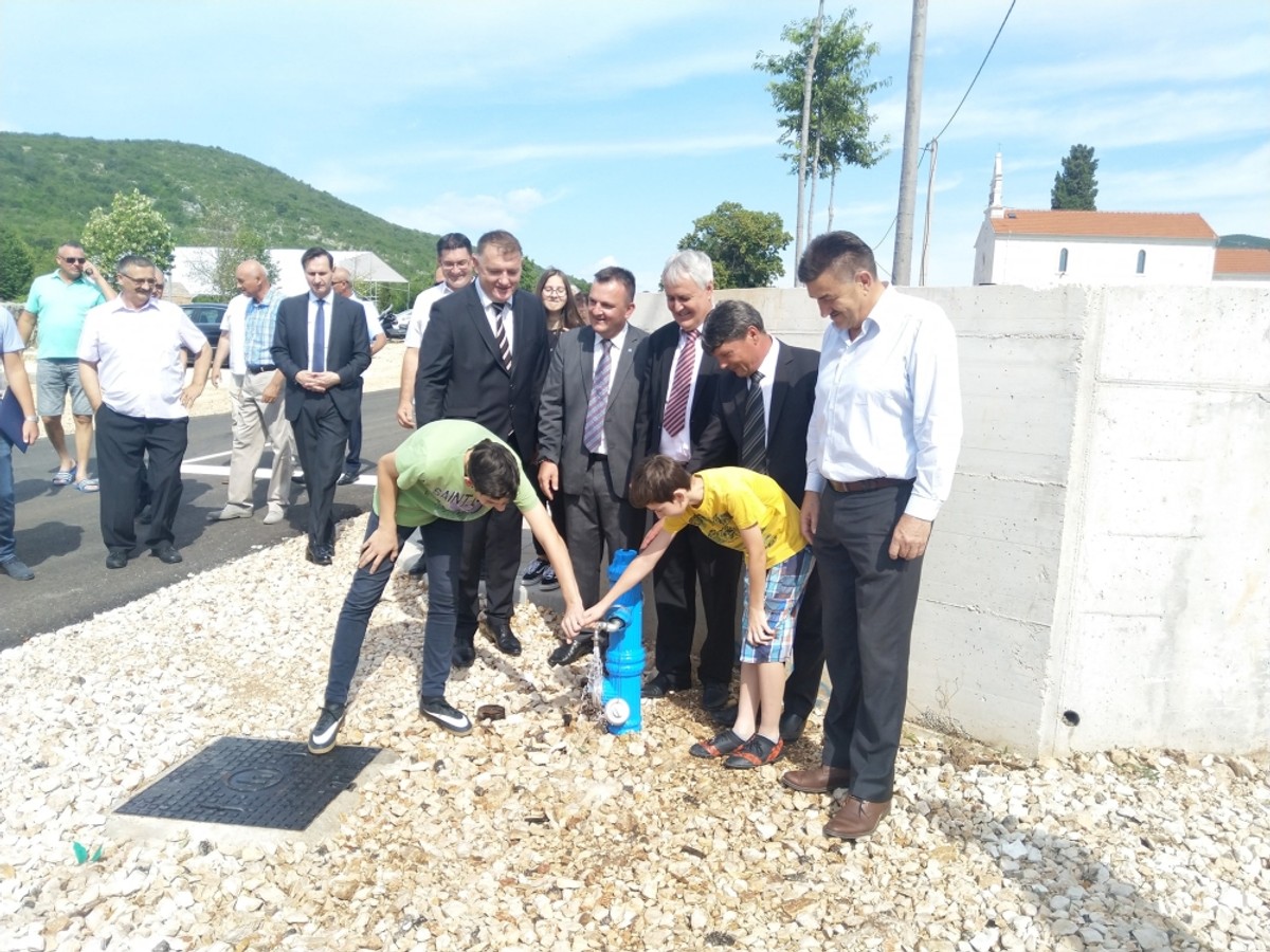 Svečano otvorena cesta Krstatice - Slivno i mjesni vodovod