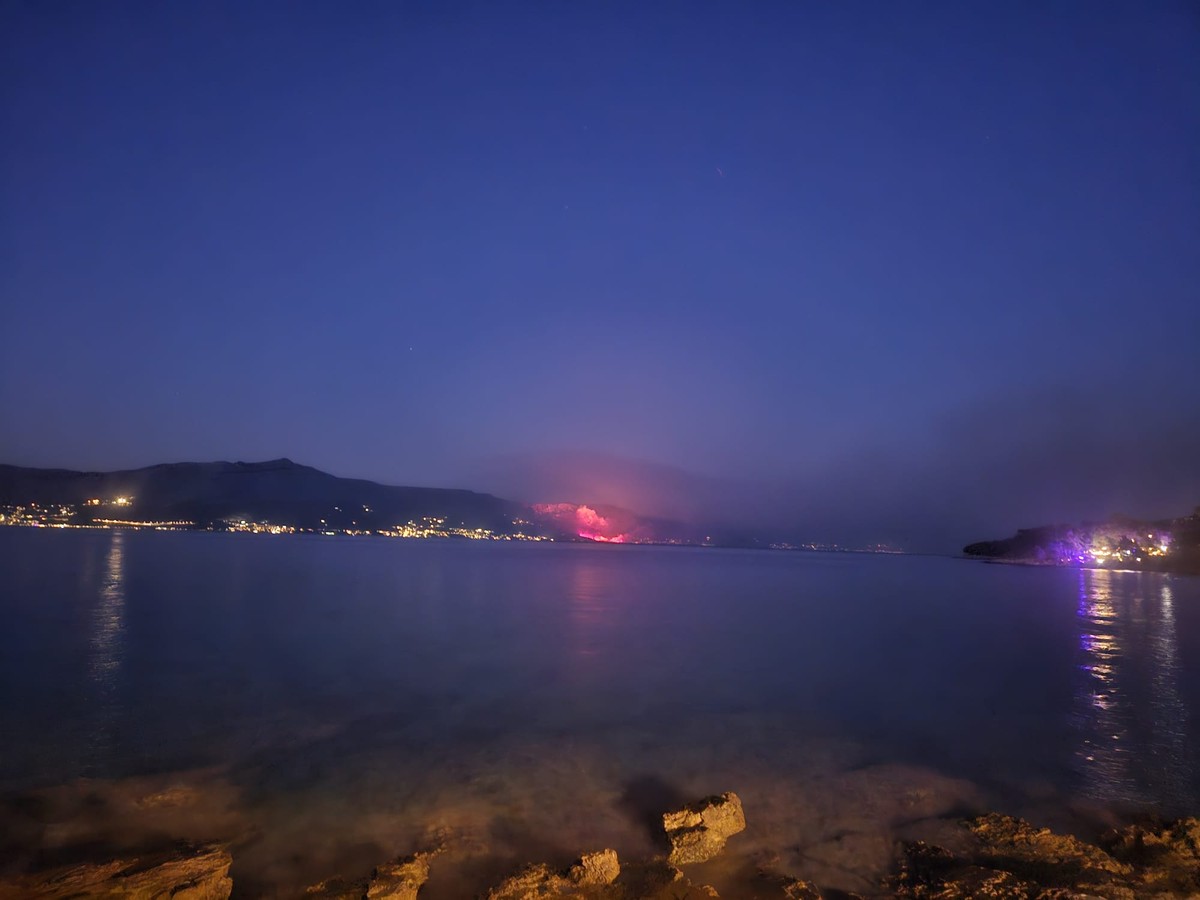 Pogled na požar kraj Omiša s Brača