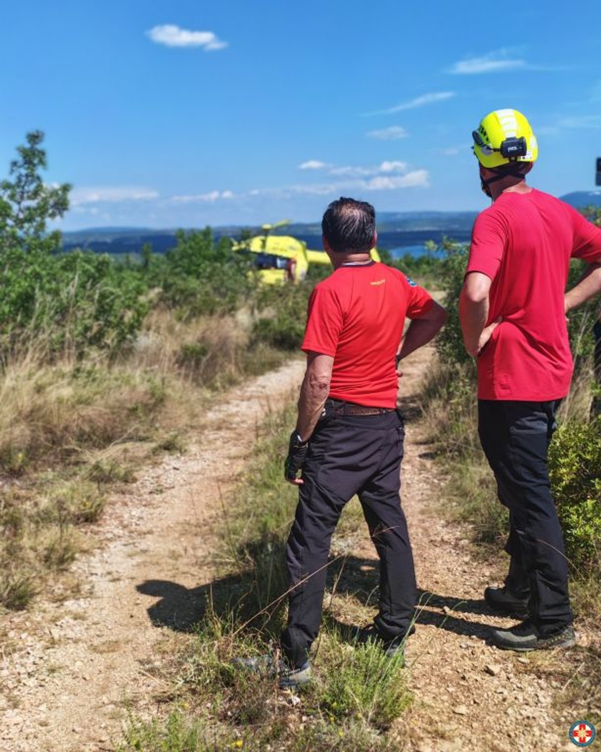 Biciklistica ozlijeđena na nepristupačnom terenu, intervenirali Hitna s helikopterom, HGSS, vatrogasci