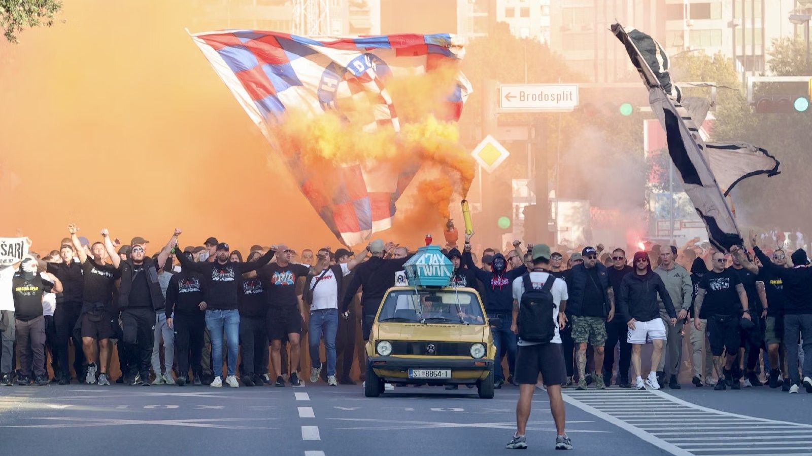 Policija traži 16-oricu torcidaša, kod suca ih vode trojicu