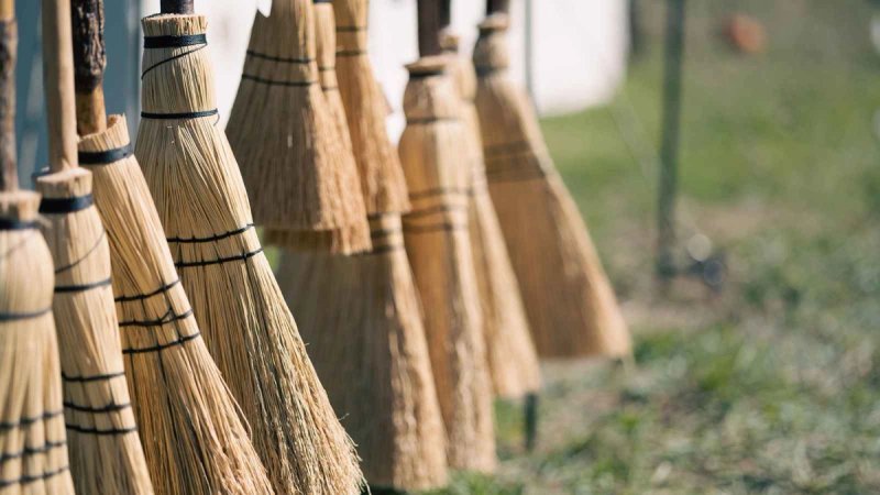 HŽ nabavlja gotovo 6000 metli za više od 35 tisuća eura: Evo kakve uvjete moraju zadovoljiti