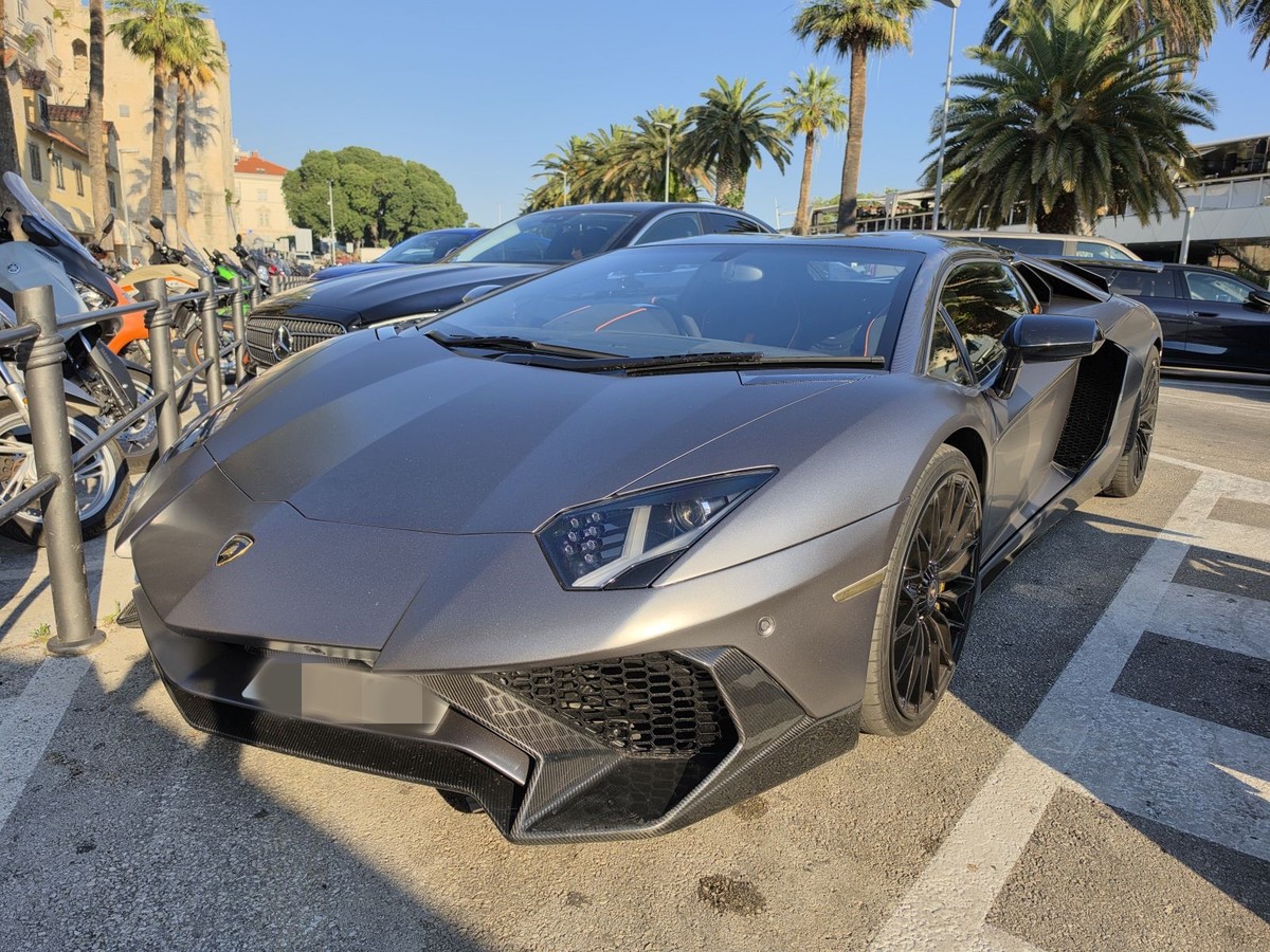 FOTOGALERIJA: V12 talijanska zvijer i britanski grand tourer privukli poglede u Splitu