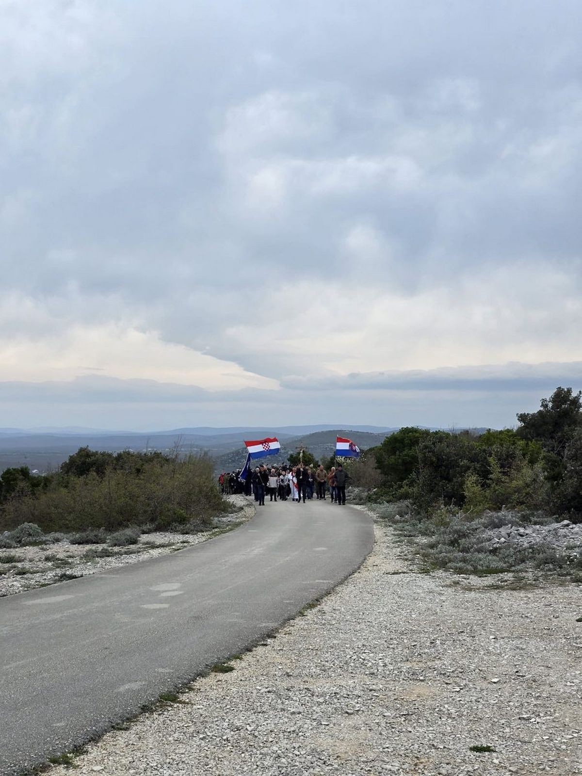 FOTOGALERIJA Tradicionalni Križni put vojske i zadarske policije, molilo se nad jamom u kojoj su kosti žrtava 2. svjetskog rata