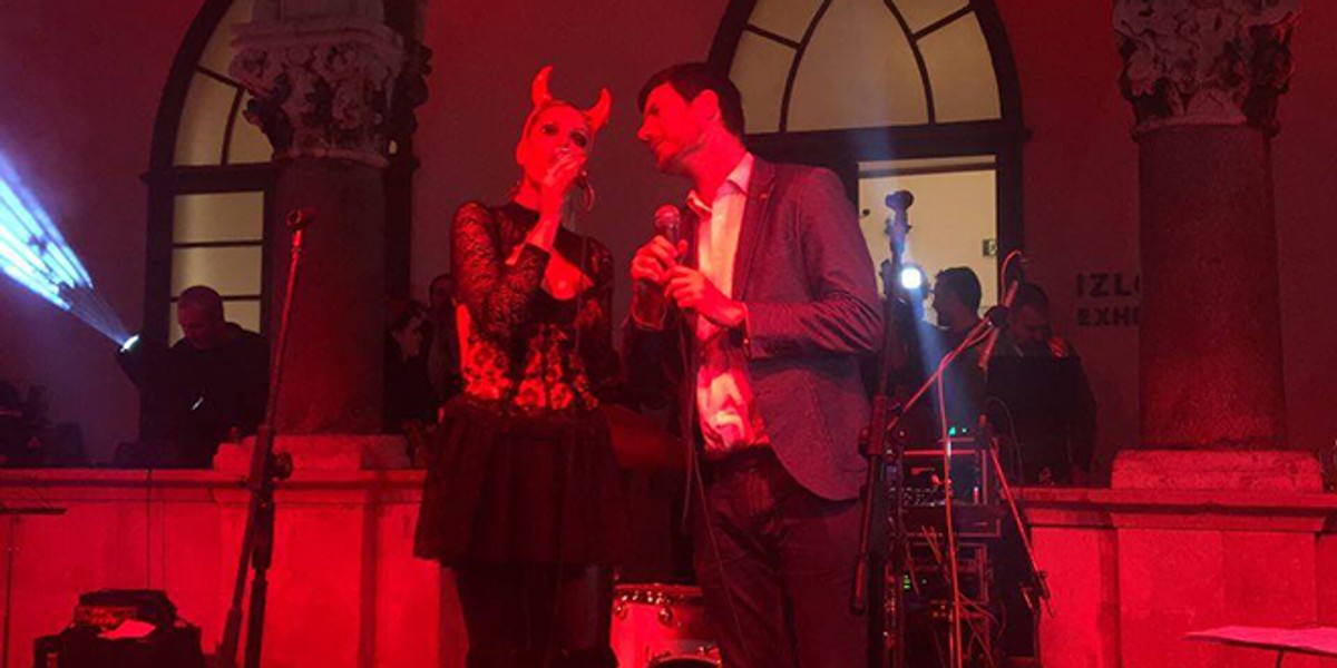 VIDEO Splićani kao Krnju zapalili - dva mobitela, Ivan Pernar i Ava Karabatić zapjevali Zečićev hit 'Ima li nade za nas'