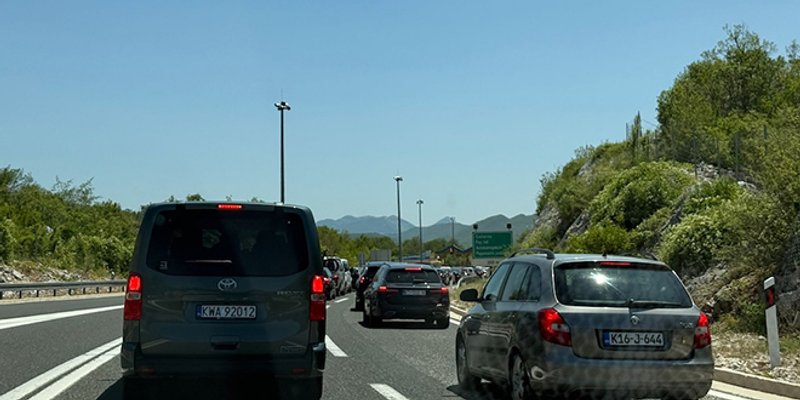 FOTO Neviđene gužve na autocesti zbog požara kod Omiša