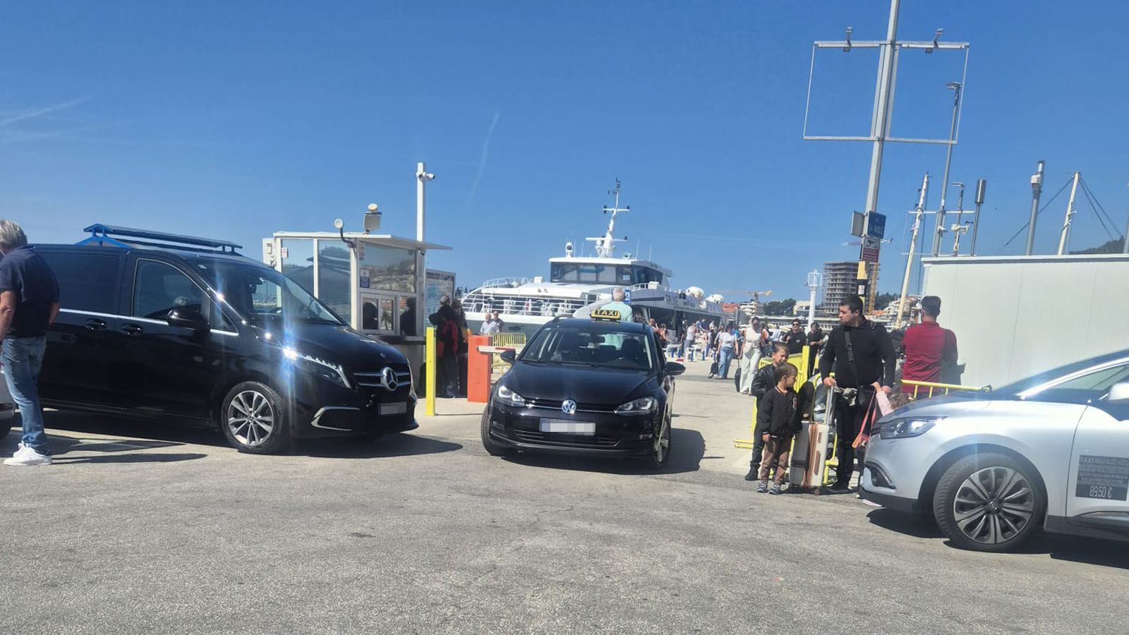 KAOS U SPLITSKOJ LUCI Taksisti na rubu fizičkog sukoba: 'Ljudi izlaze s katamarana, a otimaju im kufere iz ruku'