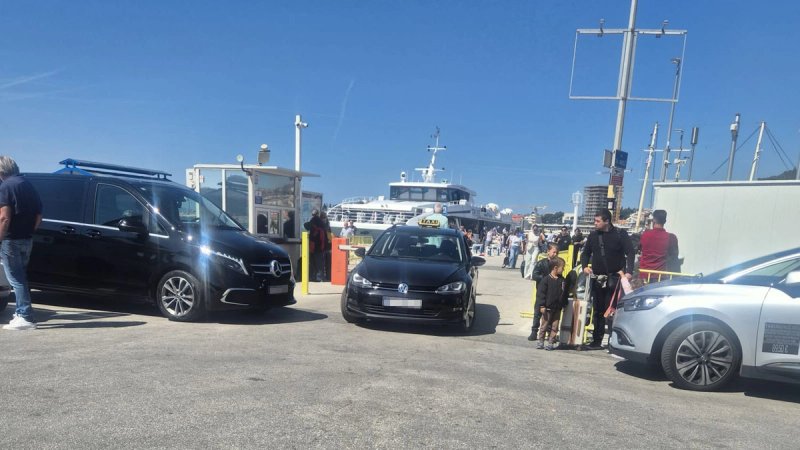 KAOS U SPLITSKOJ LUCI Taksisti na rubu fizičkog sukoba: 'Ljudi izlaze s katamarana, a otimaju im kufere iz ruku'