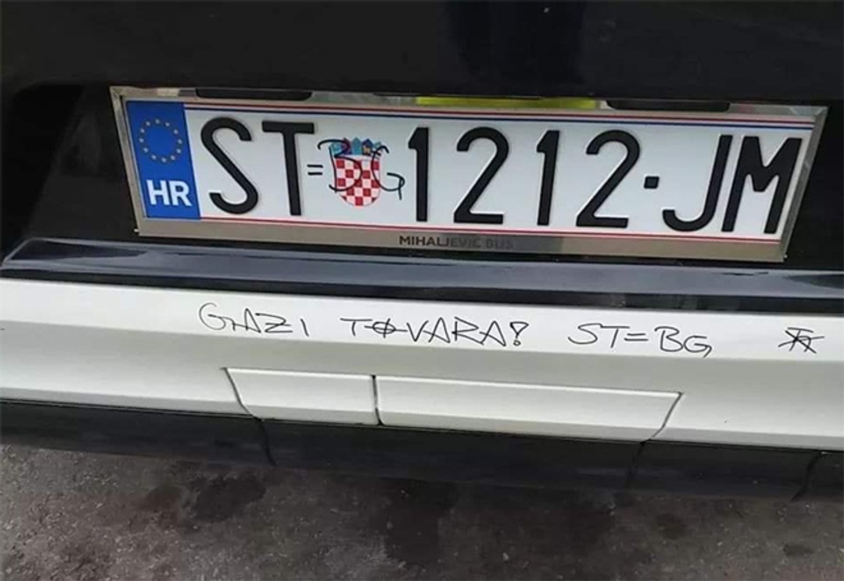 Autobus splitskih registracija išaran u Rijeci
