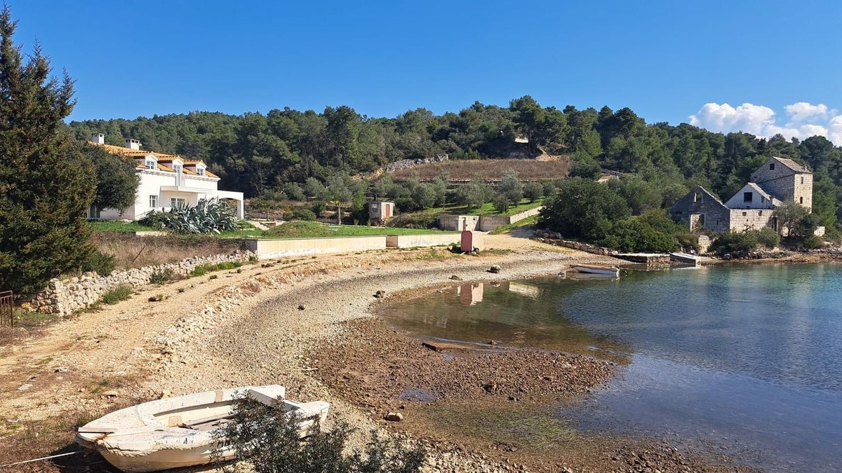 Nakon što su se bageri ‘razmahali’ na području Milne, nastavlja se rušenje nelegalnih objekata na Braču