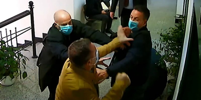 DRAMA NA SUDU Čekali su početak ročišta koje nije održano, snimka s nadzorne kamere otkriva zašto 