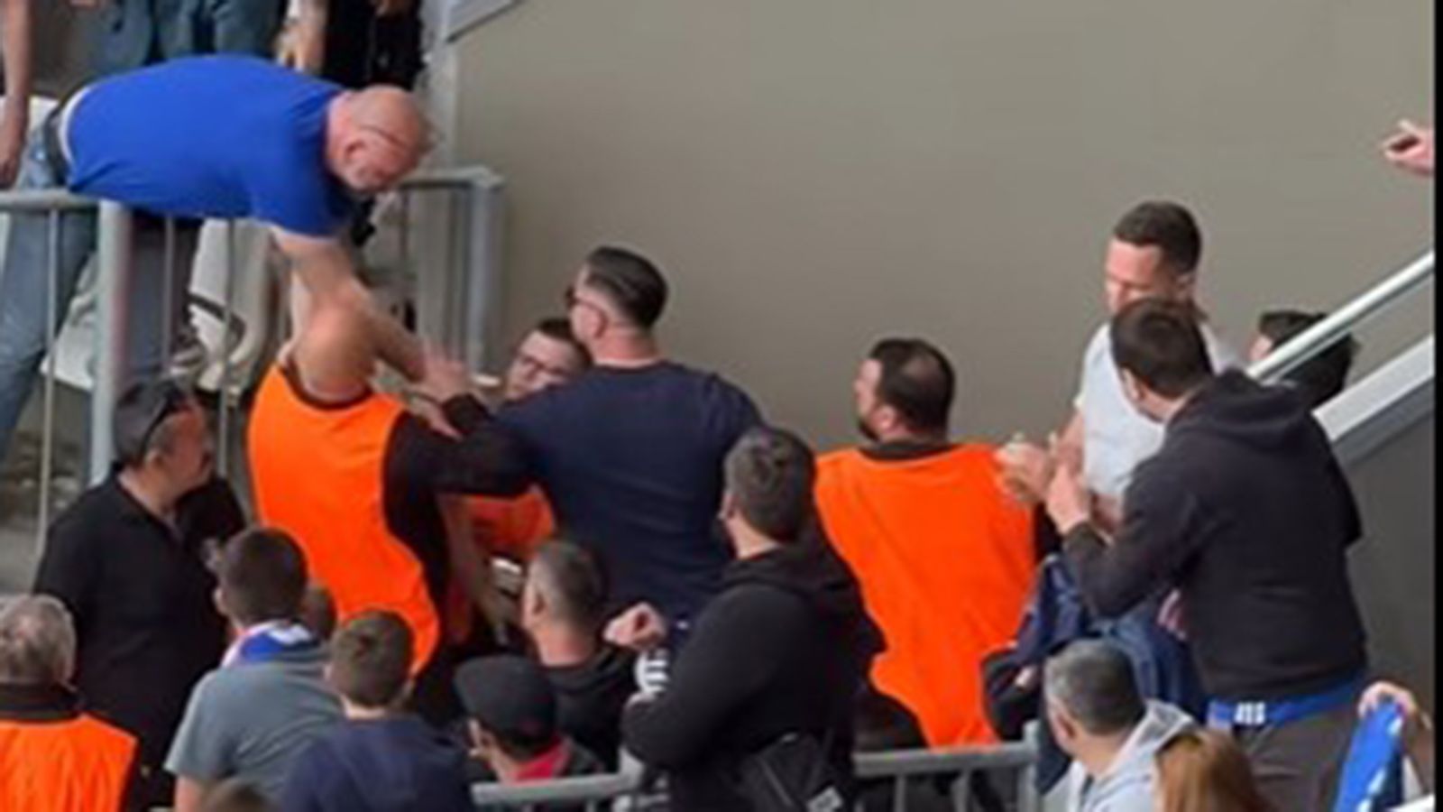 VIDEO: Pogledajte kako je navijač ušao u teren i provocirao Armadu