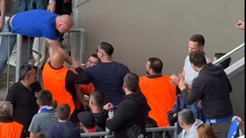 VIDEO: Pogledajte kako je navijač ušao u teren i provocirao Armadu