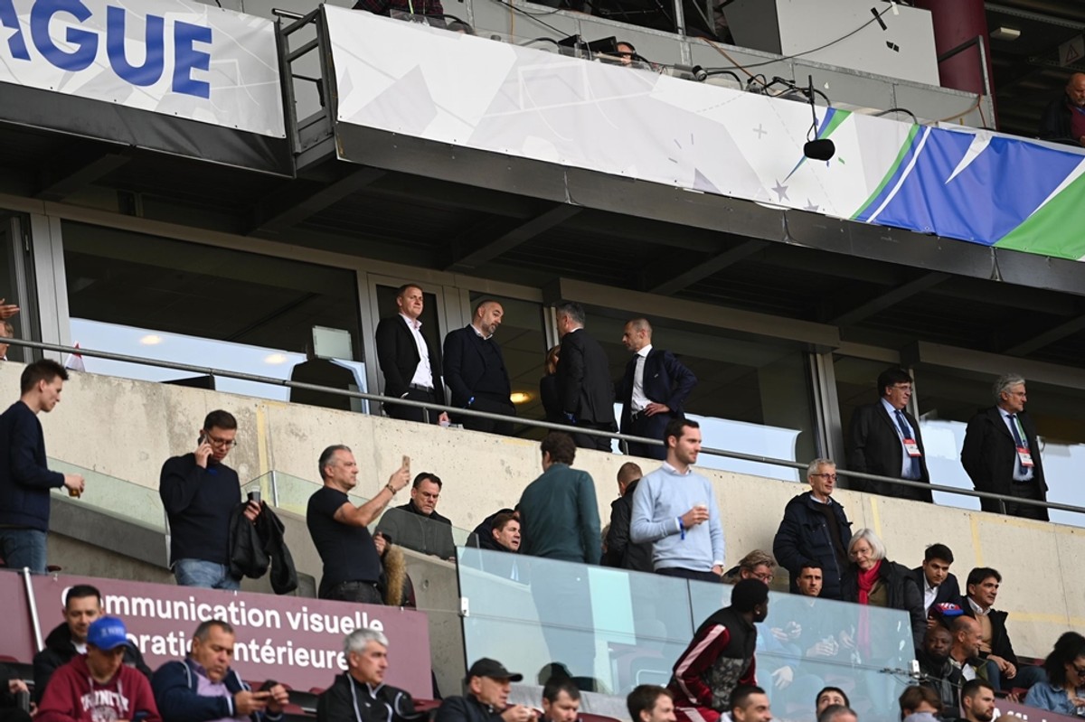 FOTO IZ LOŽE Jakobušić u razgovoru s Čeferinom, na tribinama Figo, Koeman, Vieira...