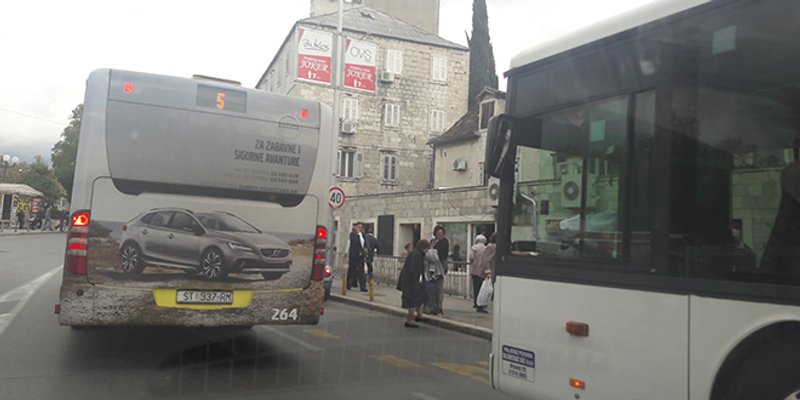 Kaos u prometu: Dok je vozač Dalmatinca bio na autobusnom stajalištu, Prometov šofer je nasred ceste iskrcavao i ukrcavao putnike