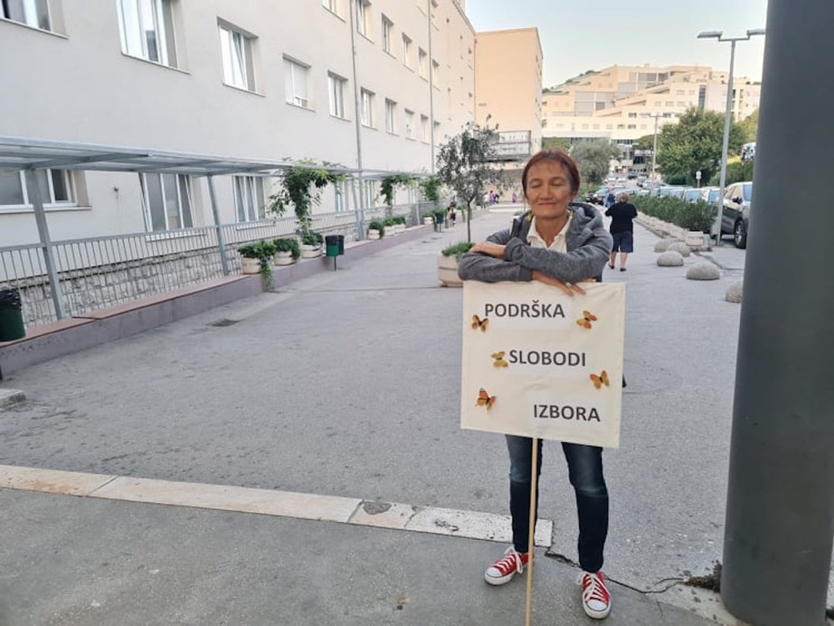 PROSVJED PRED SPLITSKOM BOLNICOM Medicinari napali ravnatelja i dr. Bagatina: 'Prodane duše, sotone!'