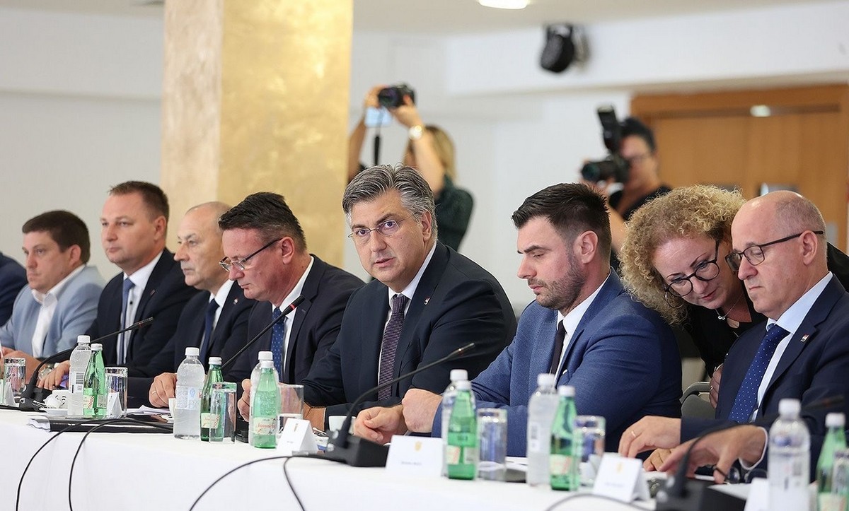 PRIHVAĆEN PRIJEDLOG ŽUPANA BOBANA: Učenici će u klupe tjedan kasnije