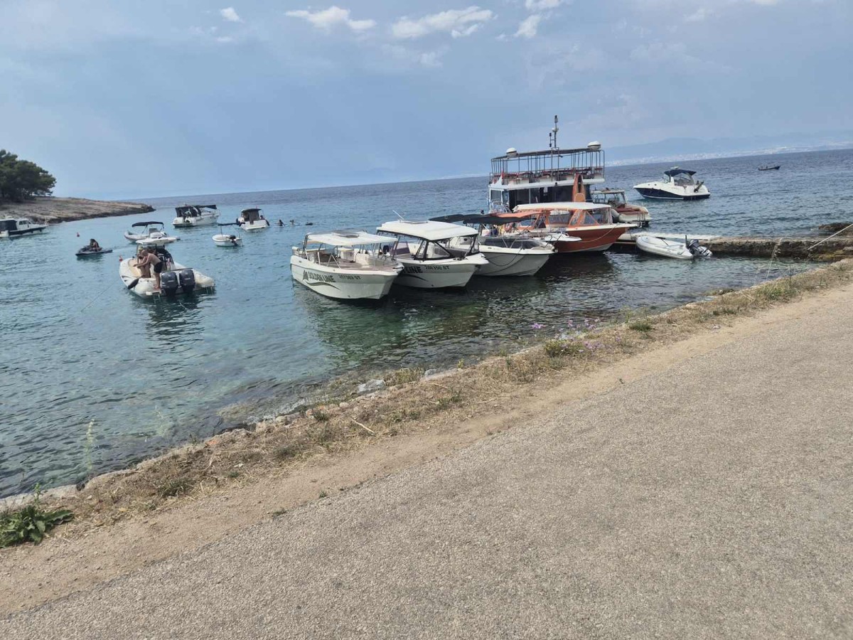 Desant brodova na plažu kod Sutivana: Gosti se s glisera iskrcavaju među kupačima, Općina nije dala suglasnosti za pontone i sidrišta