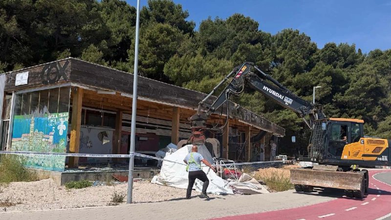 NOVI POČETAK Sravnjen je nelegalni kafić Cox, uz šetnicu na Trsteniku bit će promjena