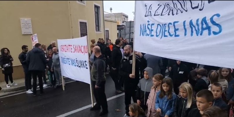 FOTO/VIDEO Prosvjed u Dugom Ratu. Građani traže žurnu sanaciju šljake iz bivše tvornice ferolegura