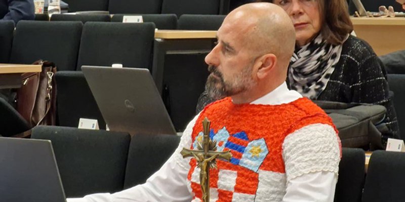 PERFORMANS NA SKUPŠTINI: Vijećnik u majici s trobojnicom i raspelom na sjednici, prozvao vlast za pogodovanje