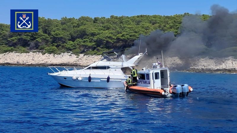 FOTO/VIDEO Požar na brodici kod otoka Hvara stavljen pod nadzor