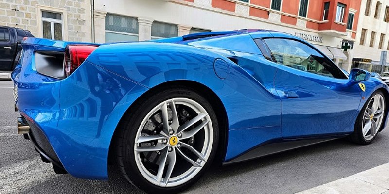 LUKSUZNA JURILICA ODUŠEVILA SPLIĆANE Turisti iz Estonije parkirali pred hotelom Ambasador