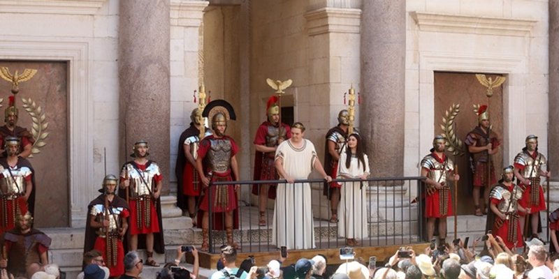 FOTO/VIDEO: AVE, CEZAR! Smjena straže na Peristilu ispunila carski trg do posljednjeg mjesta