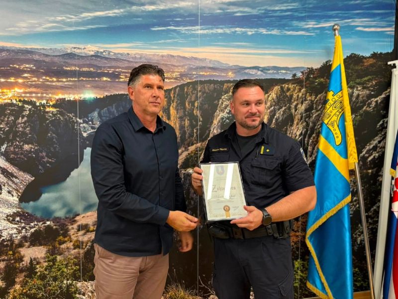 Imotski gradonačelnik Luka Kolovrat uručio zahvalnice policijskim službenicima