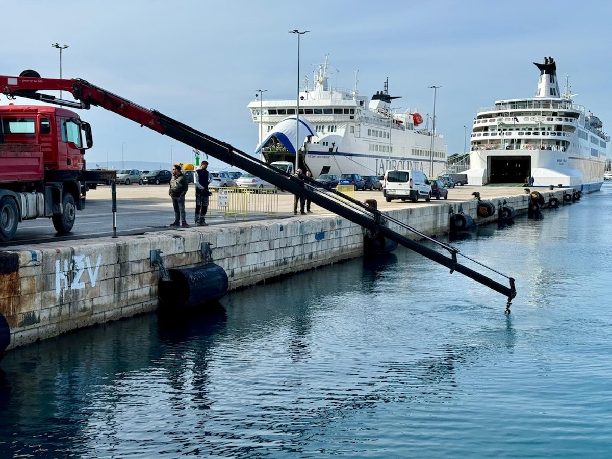 Vađenje auta iz mora u splitskoj luci | foto: Veljko Martinović
