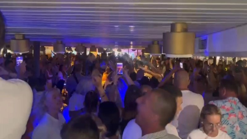 VIDEO Trajekt s raspjevanim putnicima uplovio je u Velu Luku