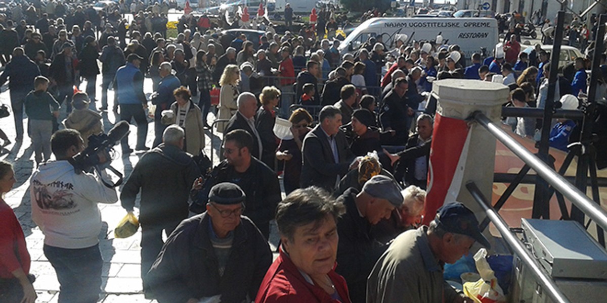 UŽIVO IZ GRADA: Badnjak protječe veselo i raspjevano