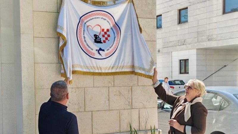 U Sinju otkrivene spomen-ploče zdravstvenim djelatnicima iz Domovinskog rata