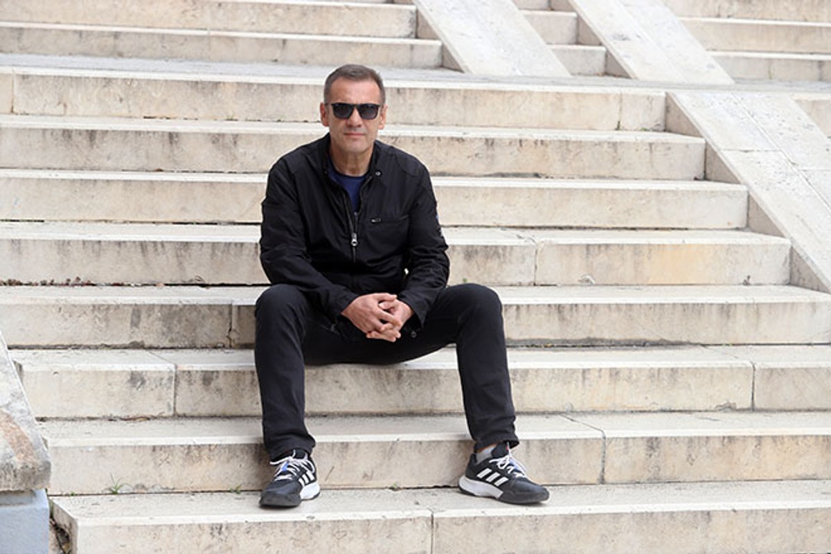 PRIČA ZA FILM Ranjen čekao dolazak četnika, odlučio se raznijeti kada mu priđu, a onda se pojavio poseban čovjek...